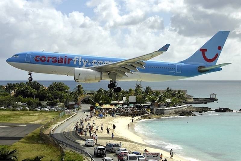 Playa donde por encima le pasa un avión