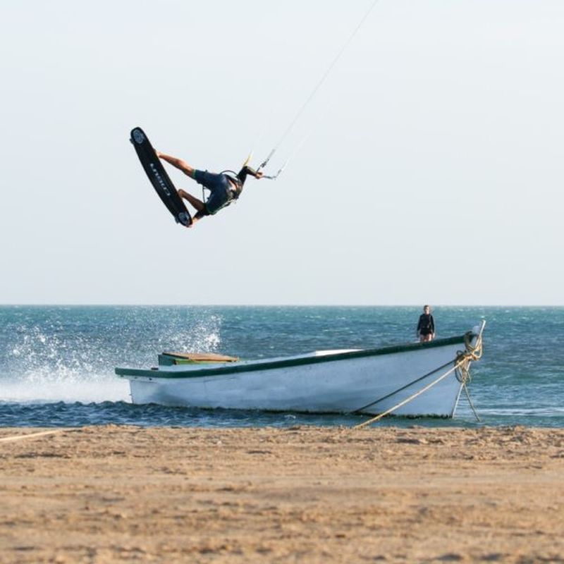 Foto de una playa y kitesurfing
